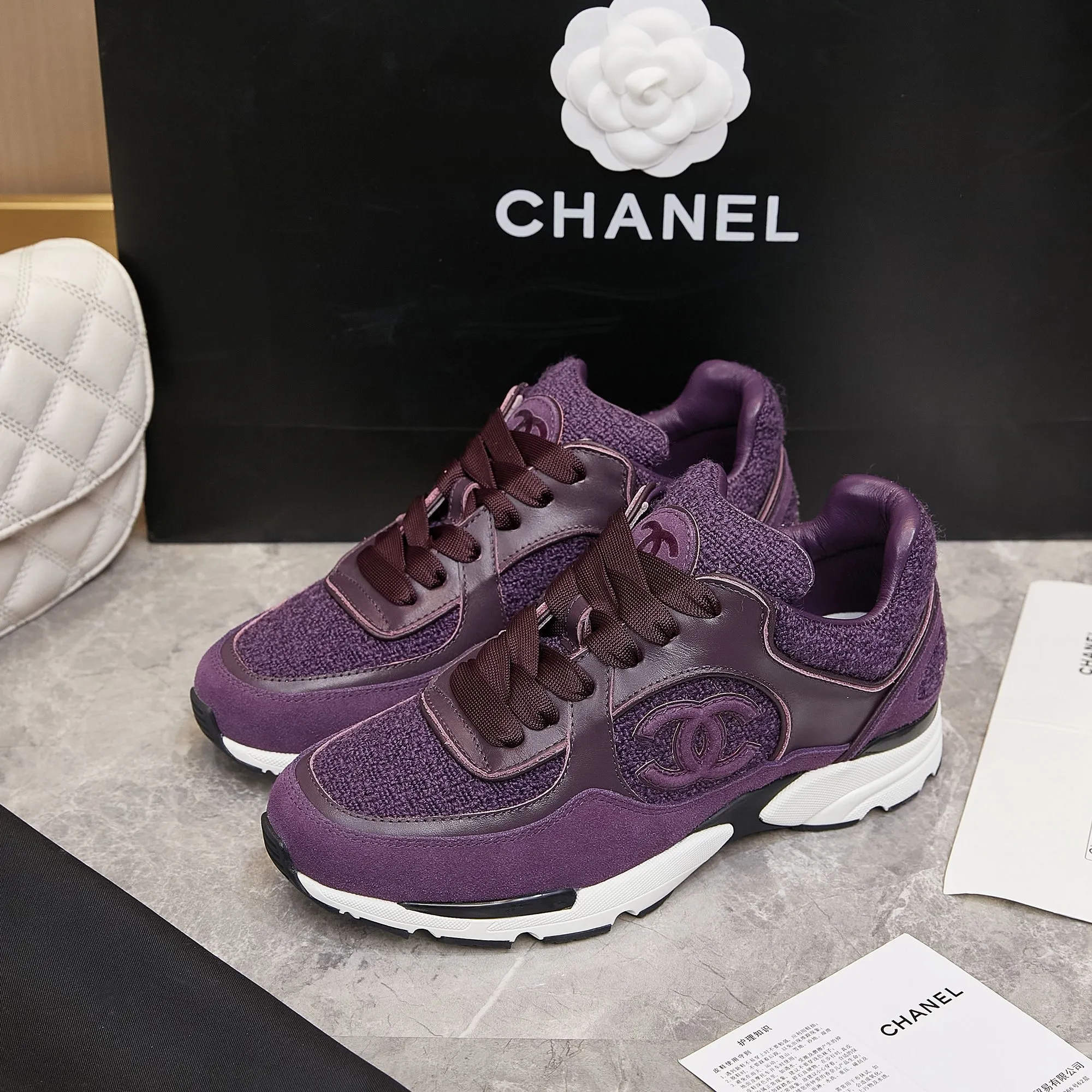 Men's shoes pP700! Chanel Chanel - 2024 counter top casual sneakers This classic design; the upper is embroidered with various techniques; the outsole is fashionable and sporty; the outsole is stylish and sporty; it incorporates a variety of color matching elements... The diversified mix and match is very good-looking and versatile, casual, fashionable, sports, and outdoor can be taken into account... ꫛꫀꪝ Go➫ Material: ❶Upper made of: original imported high silk cowhide suede + small fragrance fabric ❷Inner use: Original imported breathable sheepskin lining ❸ Outsole based on: Original TPU combination outsole Special counter boutique packaging complete set Women 35–41 Men 38-45